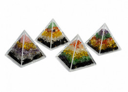 Sv01-00010 Пирамида из натуральной галтовки в оргстекле (черный агат, горный русталь, авнтурин зеленый, цитрин и другие) 40х40х40мм, 35г