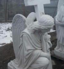 Скульптура ангела из мрамора