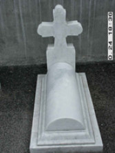 Памятник с крестом из мрамора