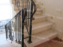 Лестница для дома 35 ступеней из мрамора Crema Nuova
