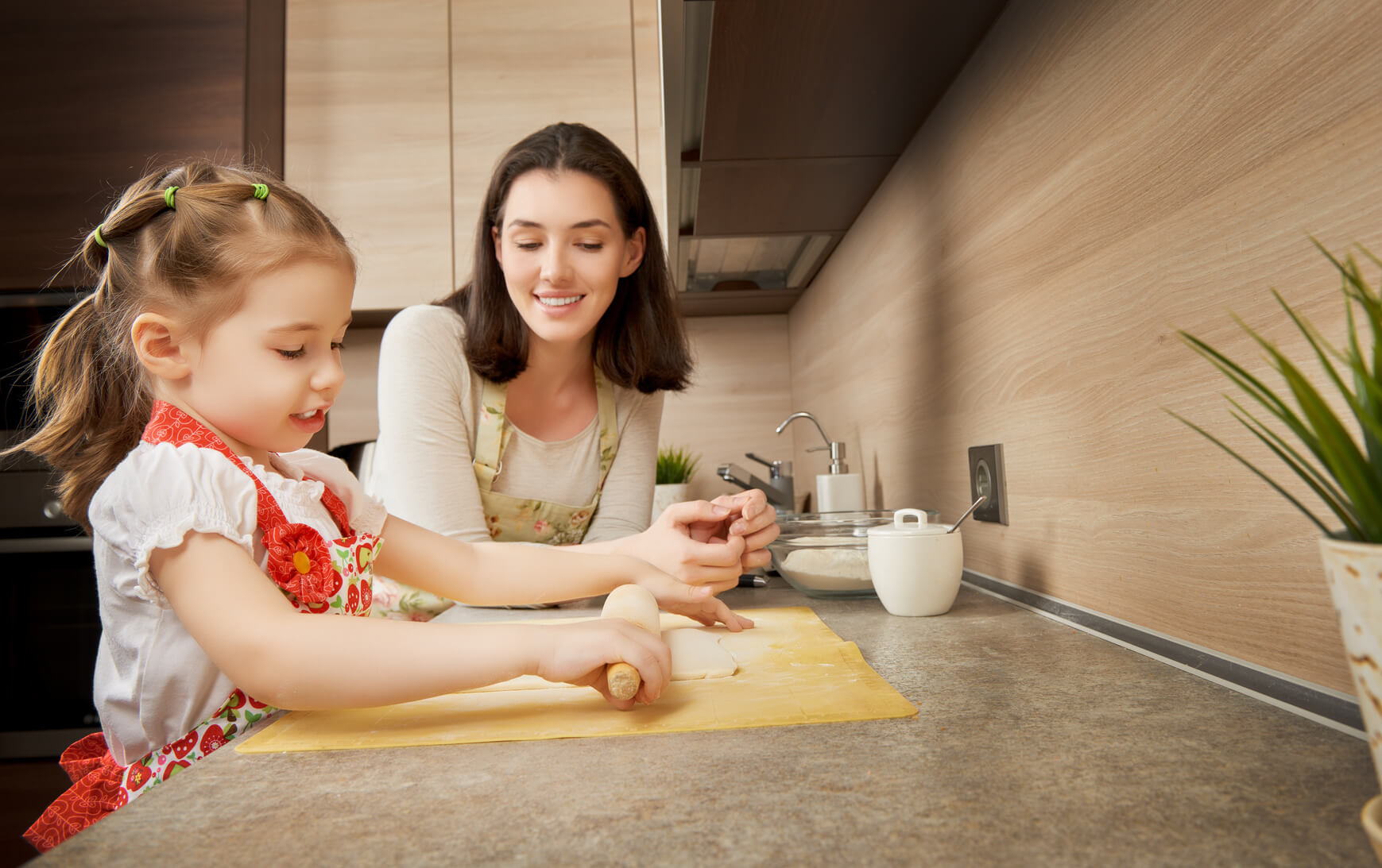Маму на кухонном столе. Девочка печет. Фото две девочки пекут. Мать и дочь пекут пирог. Картинки с хобби и увлечениями готовка.