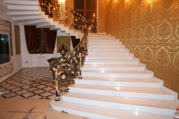 Роскошная лестница из коричневого мрамора