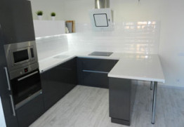 Кухонная столешница П-образной формы с литой раковиной