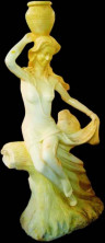 Скульптура «Девушка на дереве» из мрамора