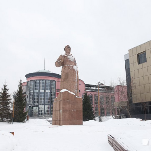Памятник революционеру Ивану Малышеву в Екатеринбурге весит 160 тонн