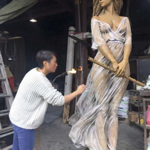 Луо Ли Ронг — китайская художница и скульптор